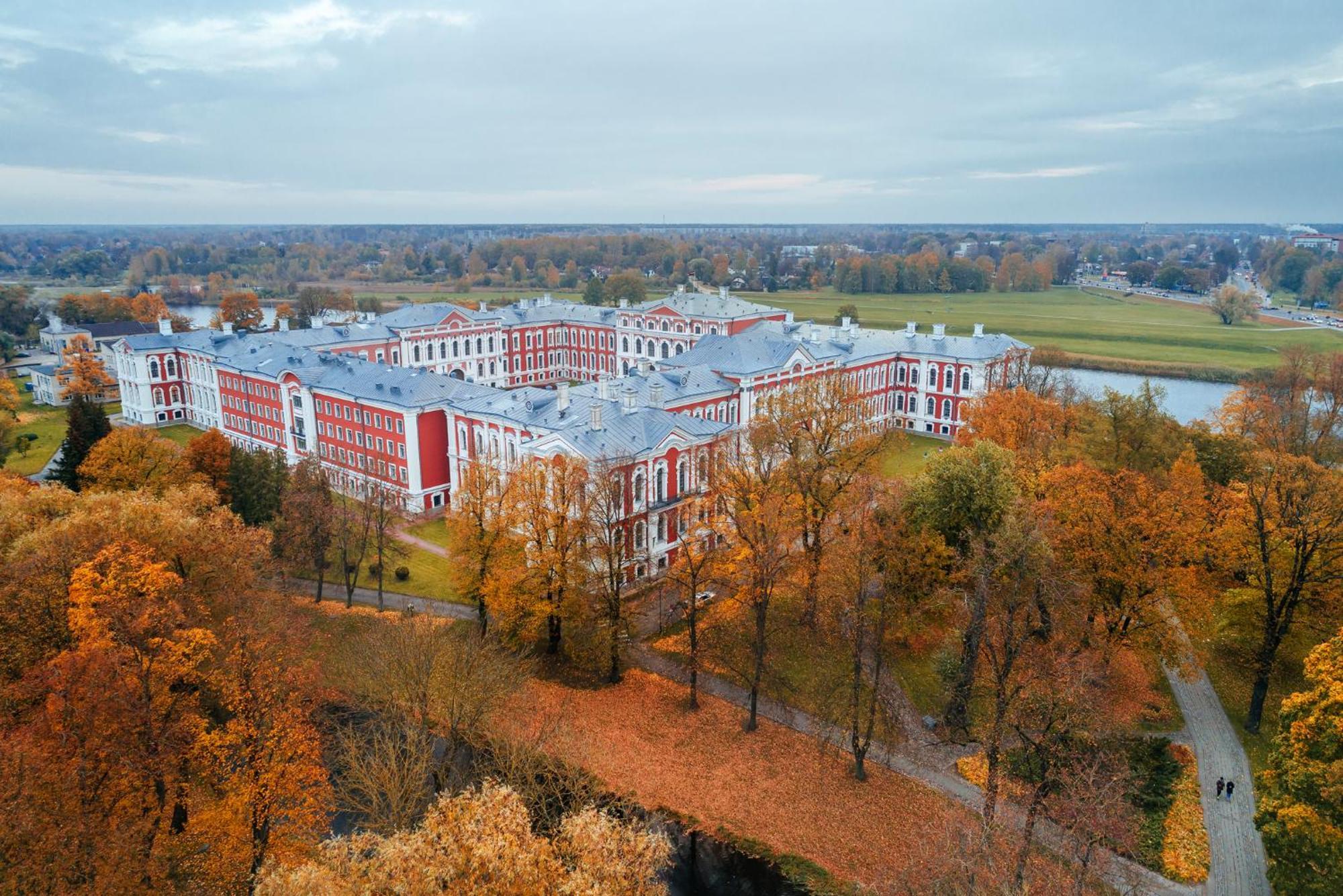 Hotel Елгава Экстерьер фото